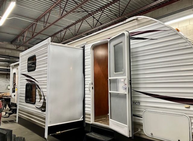 2014 Catalina 31RLS – Dbl Slide + Dbl Bunks